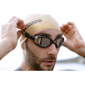 ZOGGS Predator Flex Titanium Reactor Photochromatic Black Gold - Regular Fit - Lunettes Photochromiques Triathlon et natation