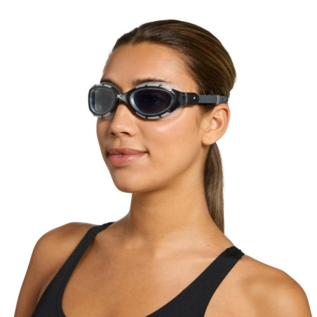 ZOGGS Predator Black Grey Tint Smoke Regular - Lunettes triathlon et eau libre | Les4Nages
